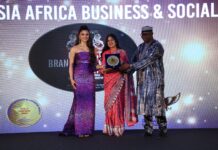 Bong woman receives the Black Swan Award for “Women Empowerment” in UAE Bong woman receives the Black Swan Award for “Women Empowerment” in UAE