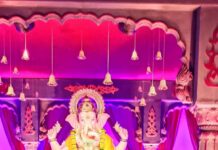 Tableau of ‘Sarvajanik Ganpati Mandal’ on the theme of Veer Savarkar’s heroism and Amrit Mahotsav of Independence Tableau of 'Sarvajanik Ganpati Mandal' on the theme of Veer Savarkar's heroism and Amrit Mahotsav of Independence