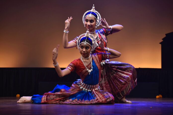 Manch Pravesh, Diya & Risa D’souza, Odissi dance, Smt. Mitali Raul, Ekla Chalo, Moksha, Smt. Jhelum Paranjpe, Odissi dancers, pure nritta